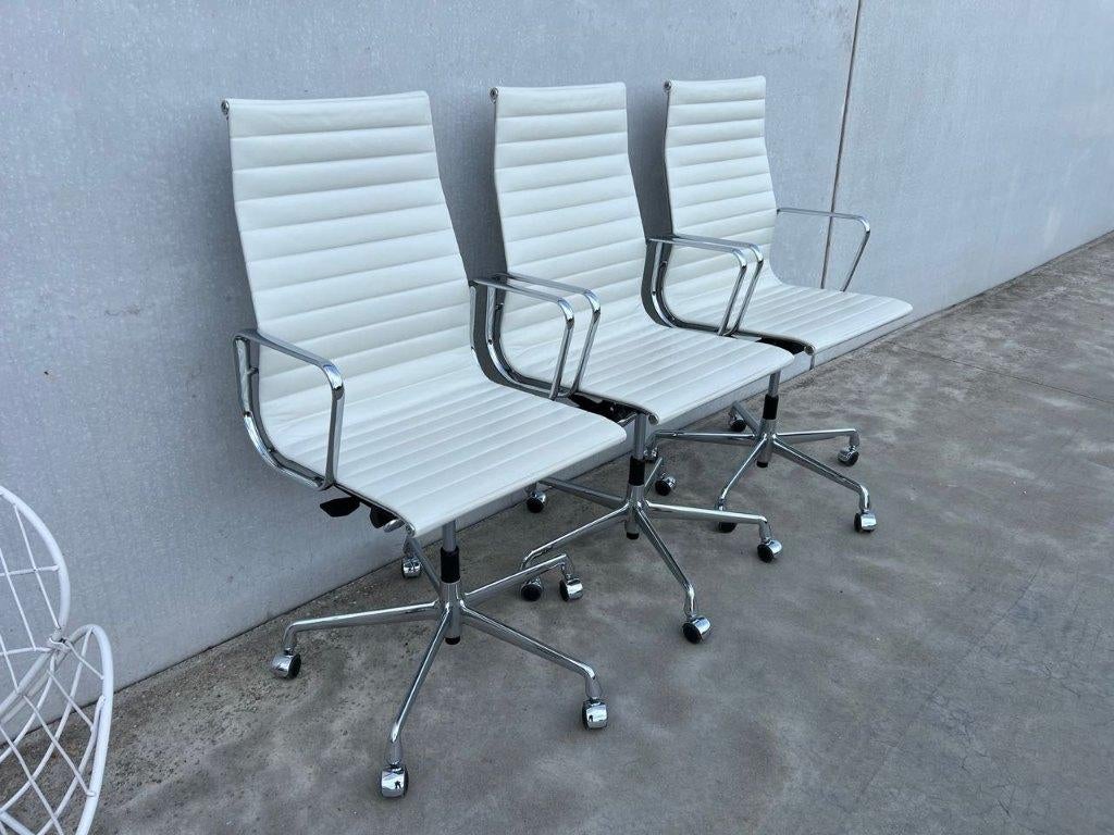 Vitra Eames EA119 wit lederen bureaustoelen, 3x, Verzenden, Wit, Zo goed als nieuw, Bureaustoel