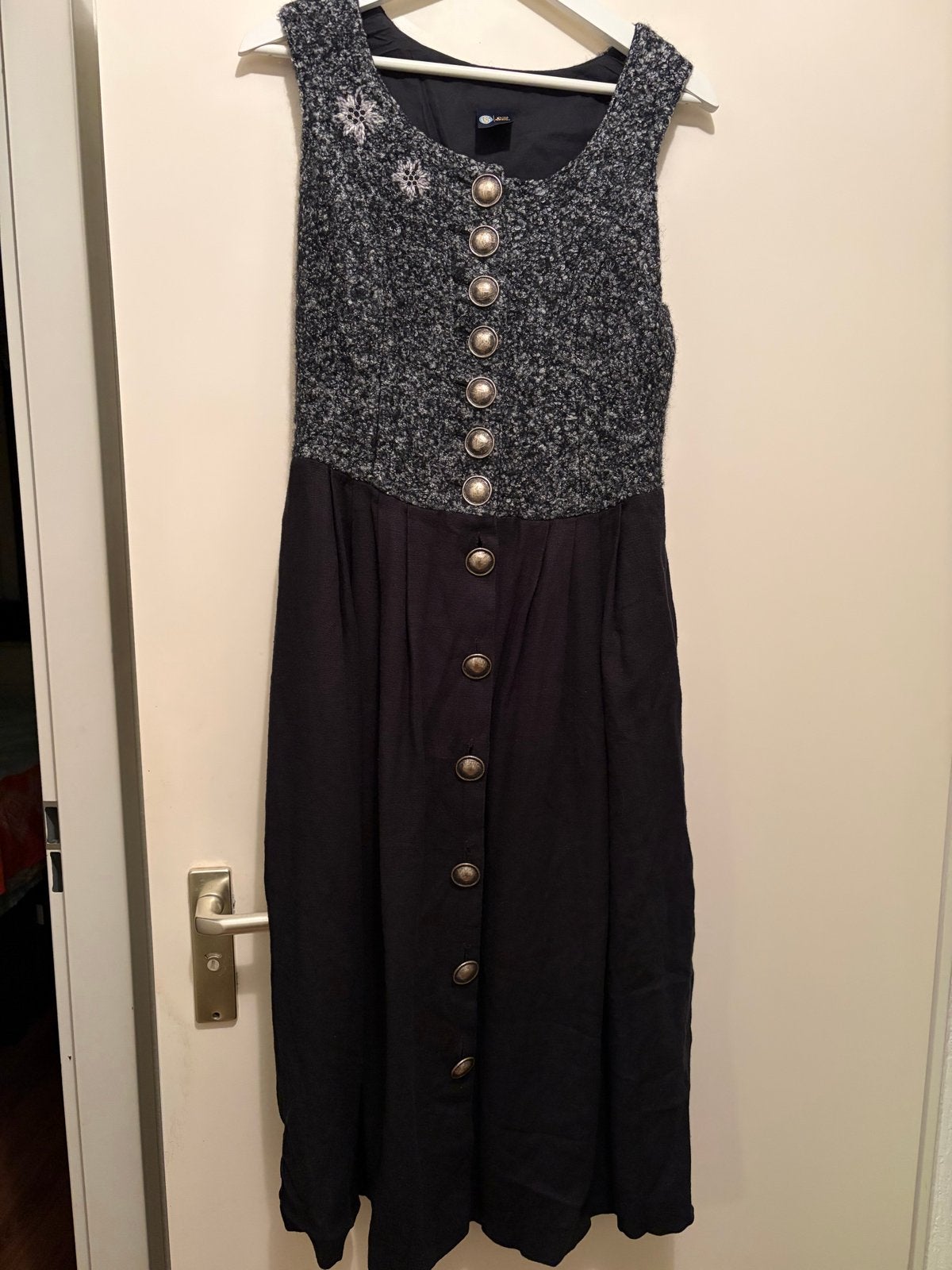 Stijlvolle Dirndl Jurk m 40 Zwart/Grijs met Borduurwerk, Ophalen of Verzenden, Zo goed als nieuw, Maat 38/40 (M)