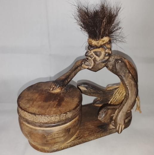 Afrikaans beeldje van een drummer met een kom, 1950-1980, Antiek en Kunst, Houtsnijwerk, Handgemaakt, Minder dan 20 cm, Verzenden