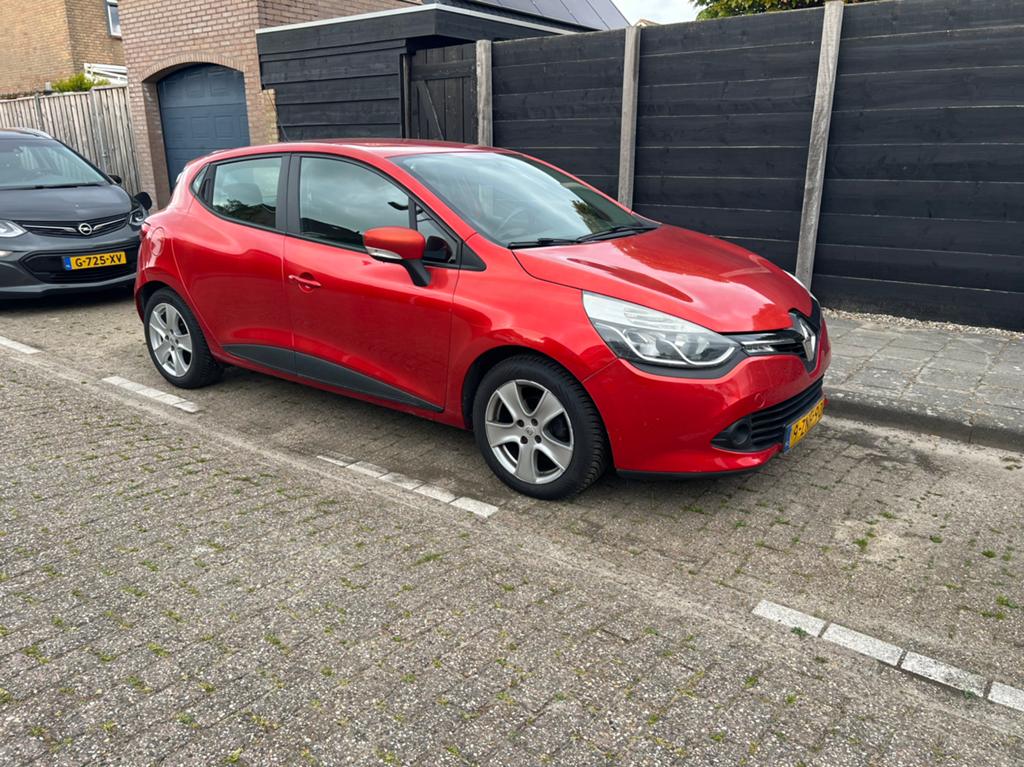Renault Clio TCe 120pk EDC 2015 Rood, Auto's, Renault, Particulier, Clio, Achteruitrijcamera, Bluetooth, Cruise Control, Electronic Stability Program (ESP)