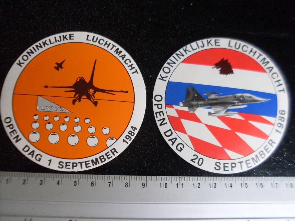 2x sticker KLu open dag 1984 1986 luchtmacht straaljagers, Verzamelen, Stickers, Zo goed als nieuw, Bedrijf of Vereniging, Verzenden