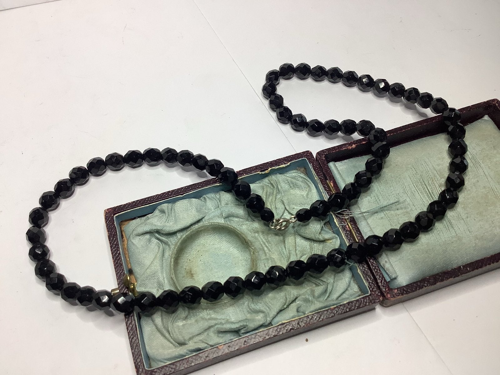 VINTAGE ZWARTE GITTEN? KETTING UIT OUDE DOOS, Sieraden, Tassen en Uiterlijk, Verzenden, Ketting