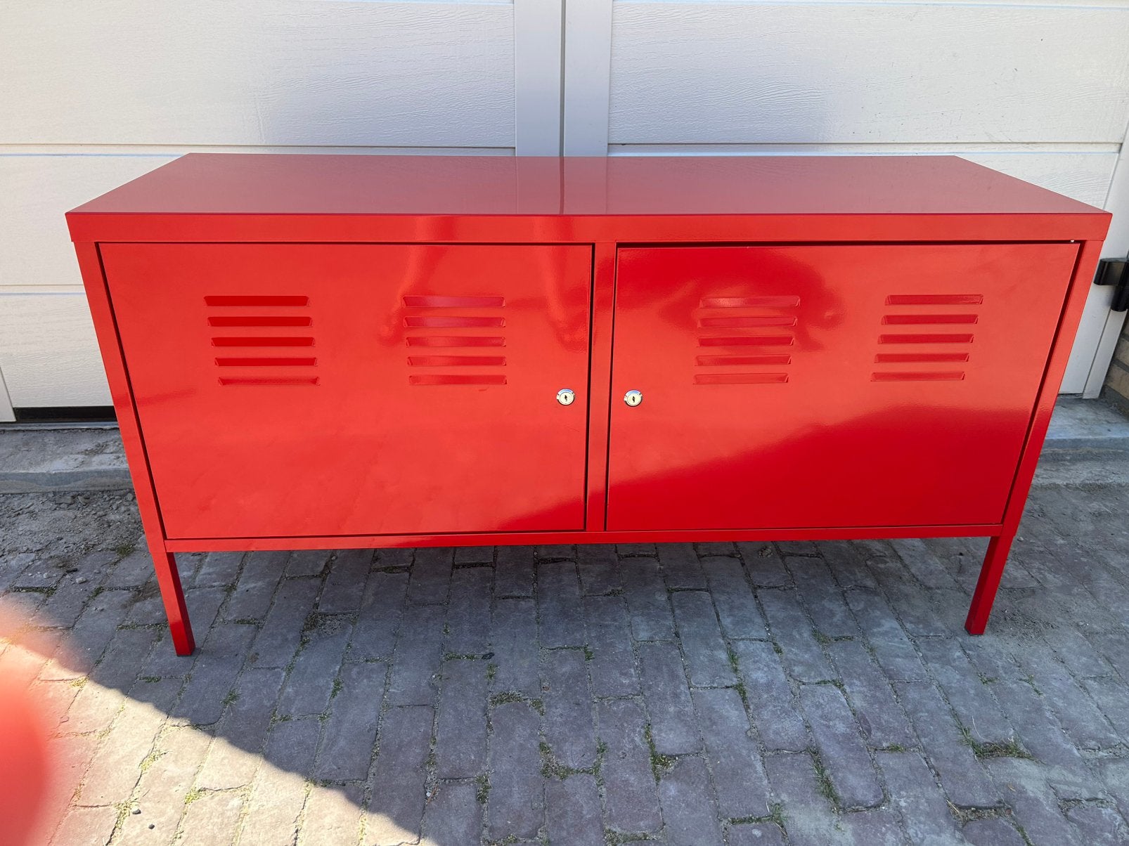 PS kast Ikea rood metalen dressoir/tv-meubel met 2 deuren, Ophalen of Verzenden, Zo goed als nieuw