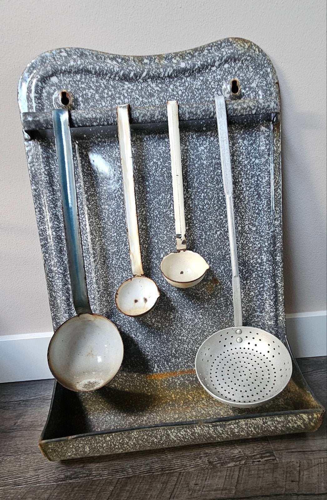 Vintage geëmailleerde lepelrek met 4 keukenhulpmiddelen, Antiek en Kunst, Ophalen