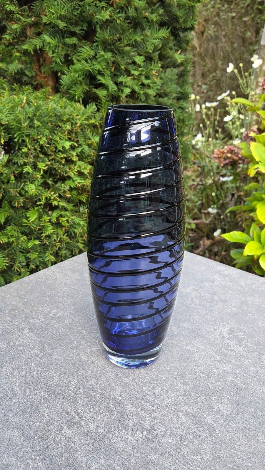 Vintage blauwe Glazen Vaas met spiraalvormige zwarte glas, Huis en Inrichting, Ophalen of Verzenden, Glas