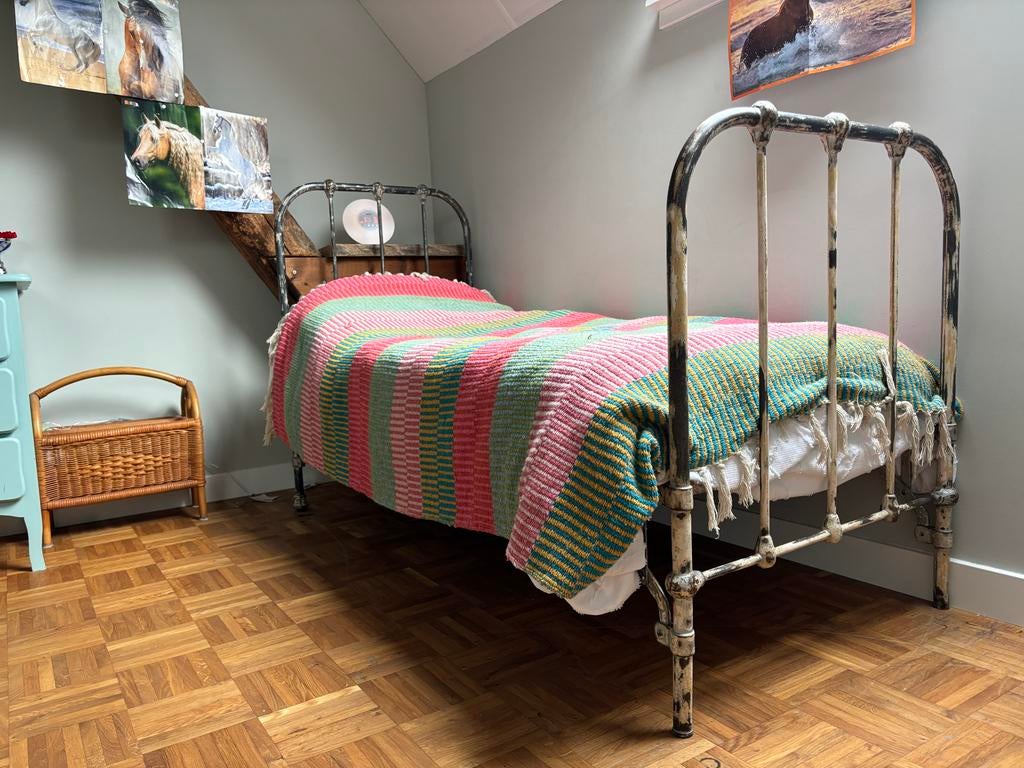 Vintage stalen bed met prachtige patina, Antiek en Kunst, Antiek | Meubels | Bedden, Ophalen