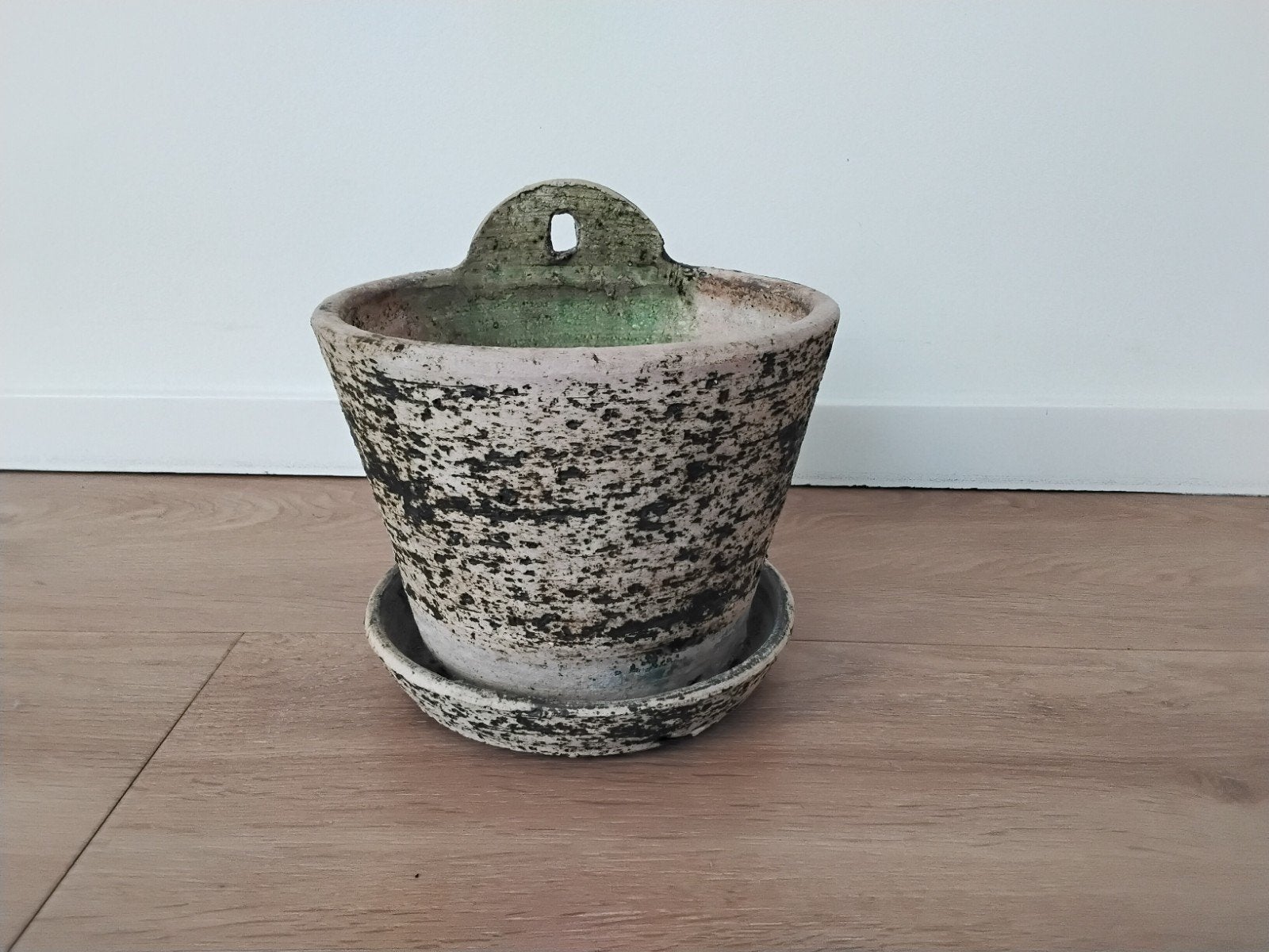 Grote vintage Chamotte/ berkenbast muur bloempot, 14cm hoog, Gebruikt, Rond, Ophalen of Verzenden, Aardewerk