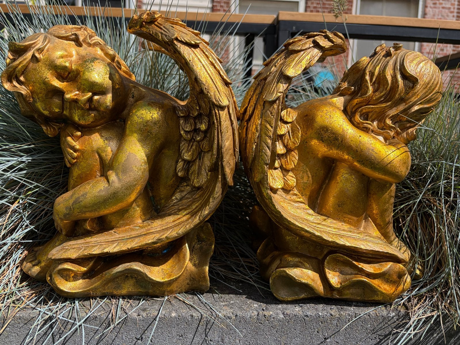 Set van 2 gouden engelen beelden (hard kunststof), Antiek en Kunst, Ophalen, Kunststof, 20 - 50 cm, Beeld