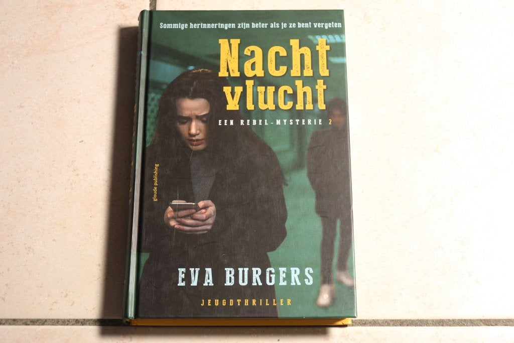 Nachtvlucht / Eva Burgers Rebel mysterie deel 2, Ophalen of Verzenden, Zo goed als nieuw, Fictie