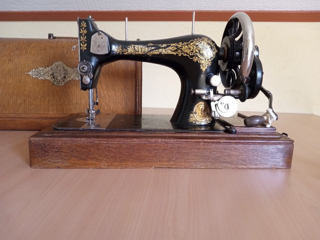 Oude Singer naaimachine met Kap, Ophalen