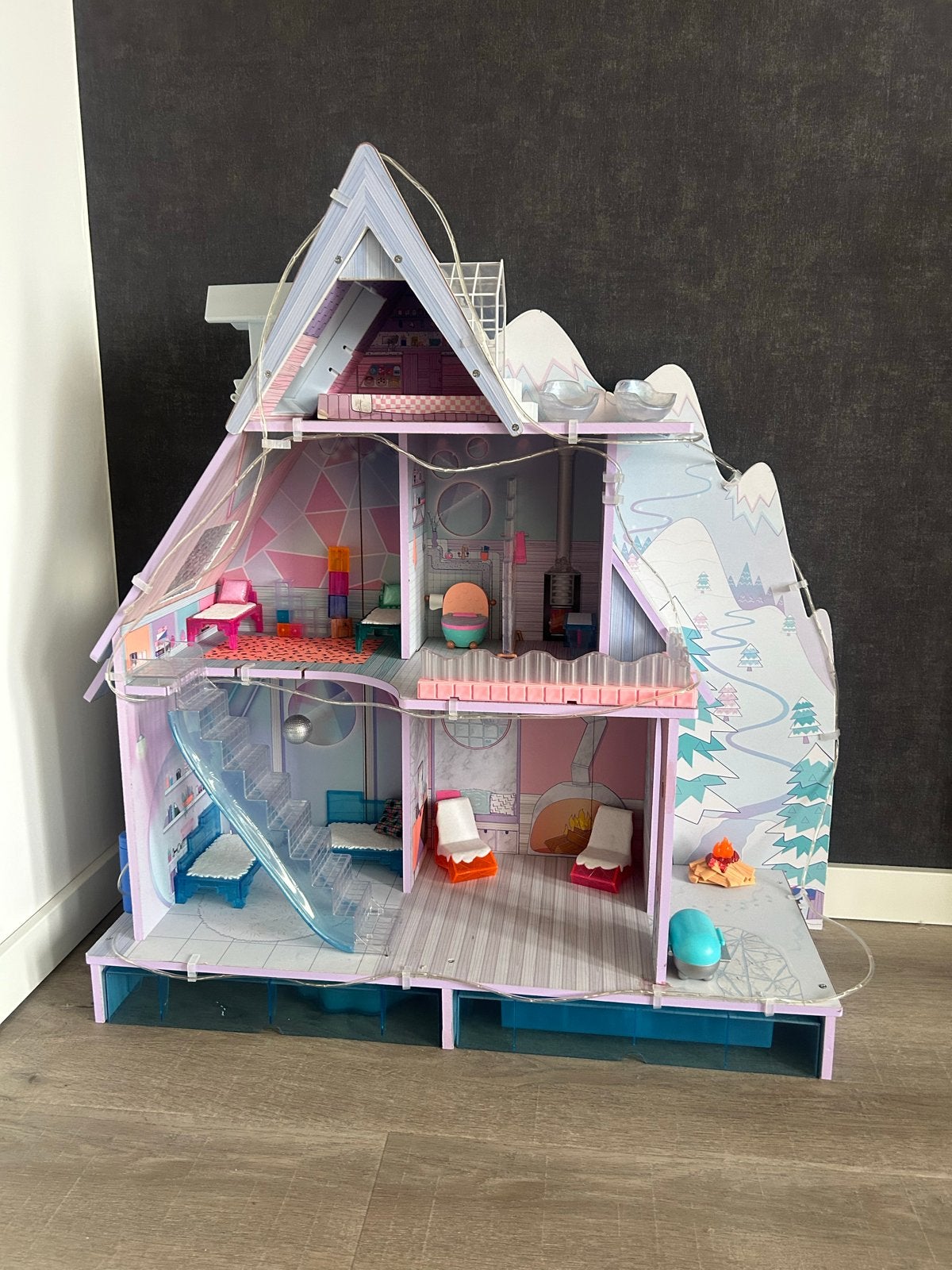 LOL Surprise OMG Winter Chalet met lampjes, Ophalen, Gebruikt, Poppenhuis