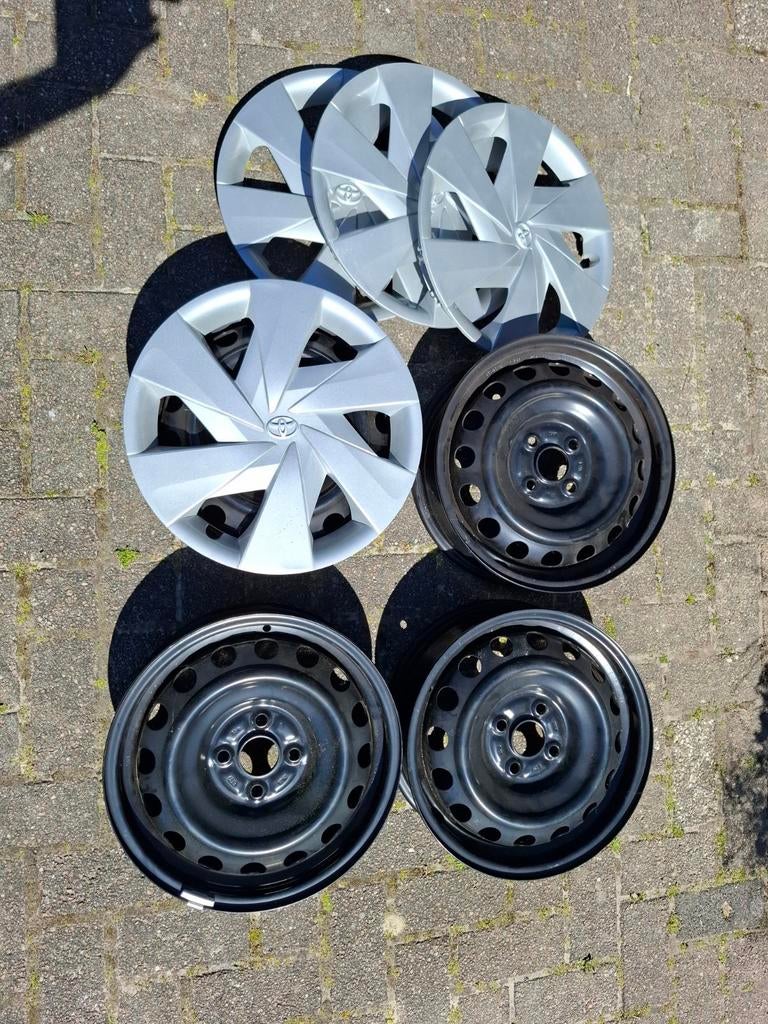 Toyota aygo wieldoppen en stalen velgen, Ophalen of Verzenden, Gebruikt