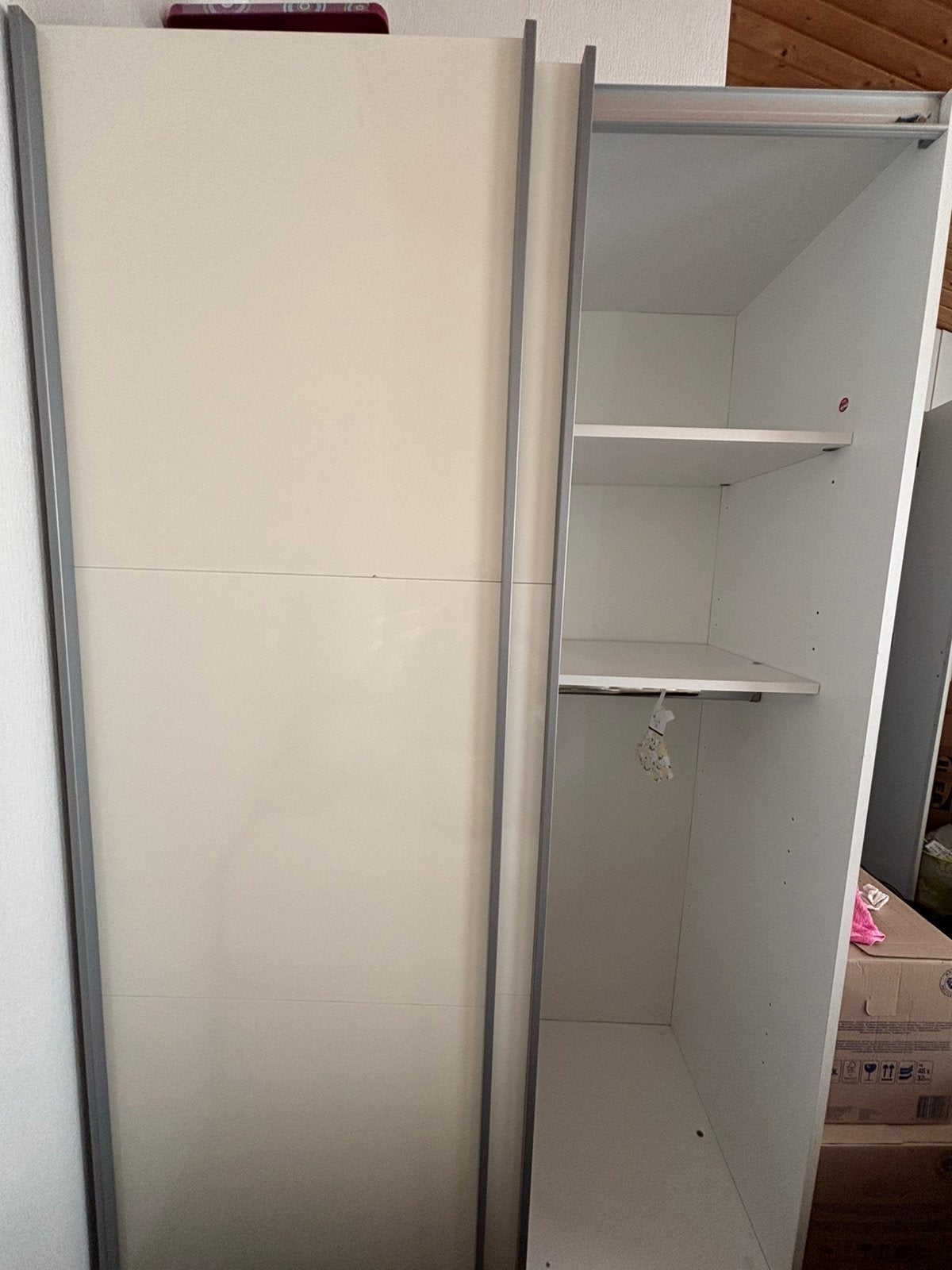 Wit hoogglans kleding kast met schuifdeuren, 100 tot 150 cm, Zo goed als nieuw, Minder dan 25 cm, Verzenden