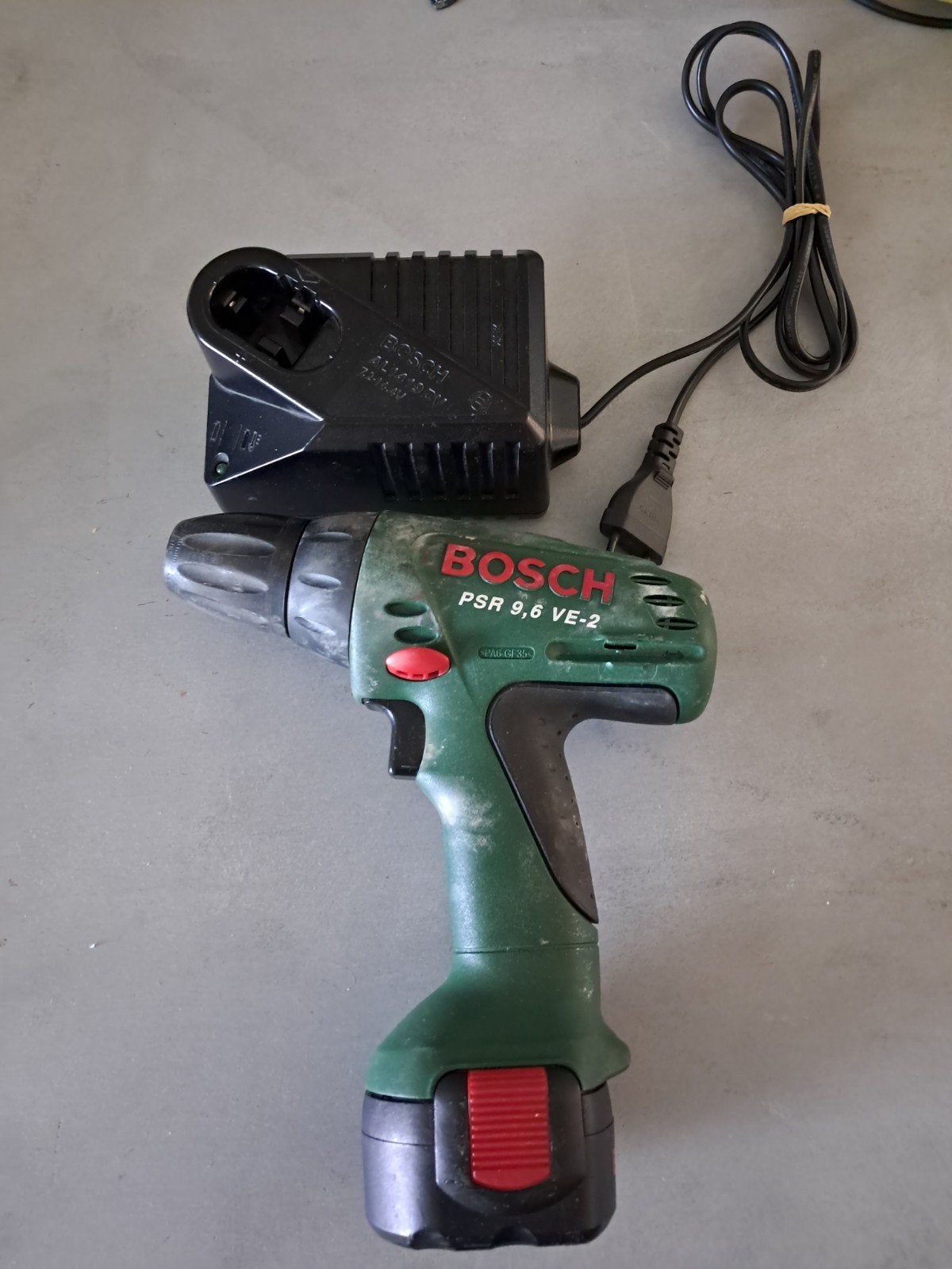 Bosch PSR 9,6 VE-2 Boor-/Schroefmachine met lader, Ophalen of Verzenden, Gebruikt, Minder dan 400 watt, Boor- en Schroefmachine