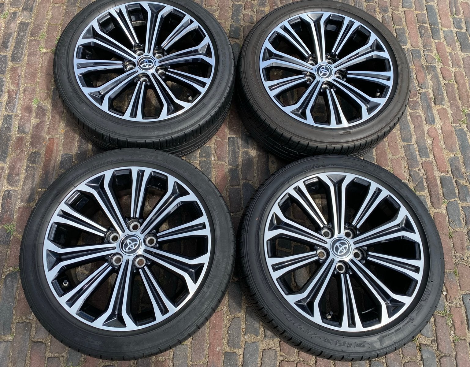 17” Toyota Corolla velgen + Tpms + goede zomerbanden, Auto-onderdelen, Banden en Velgen, 17 inch, Ophalen of Verzenden, Zomerbanden