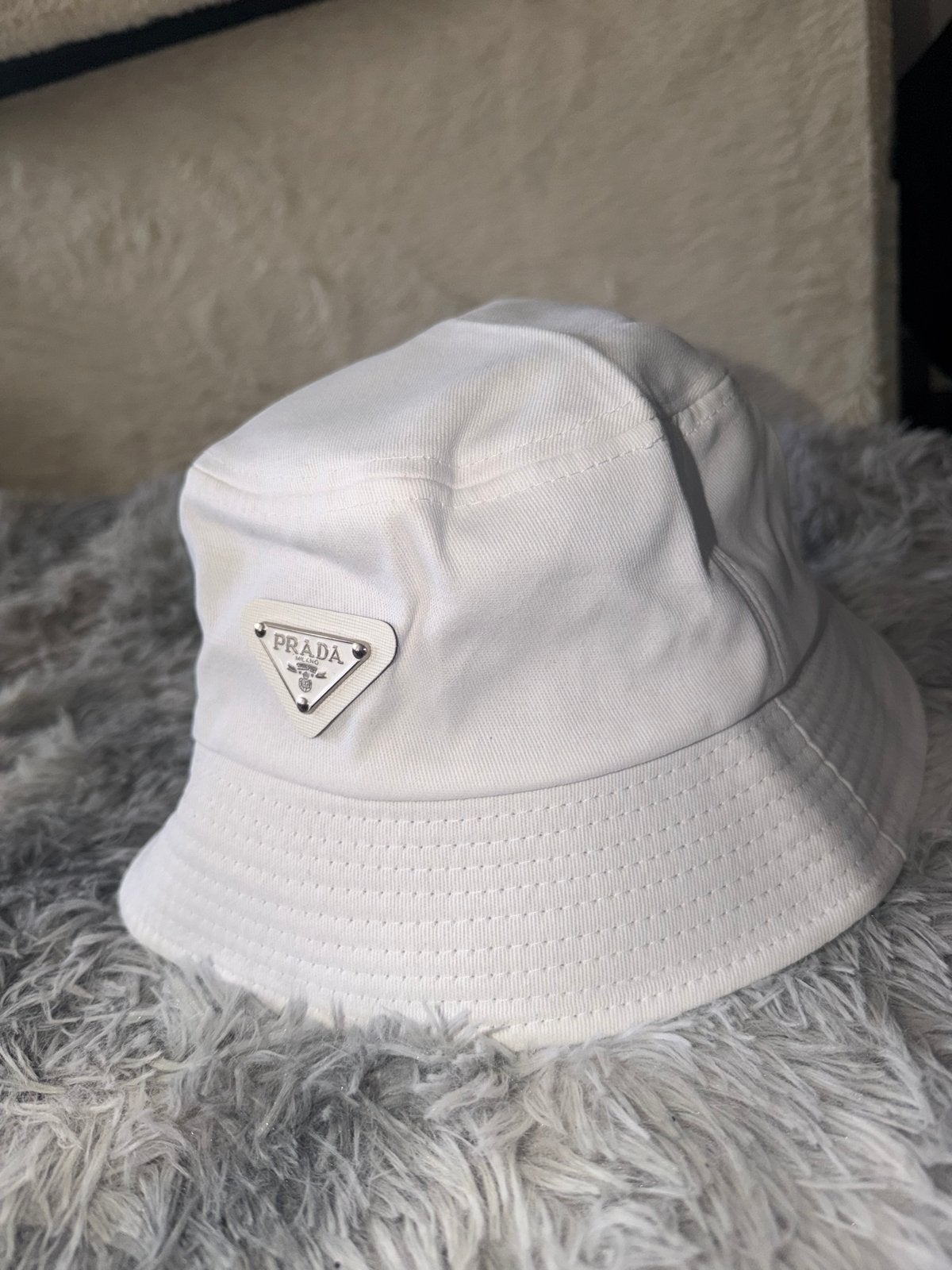 Prada Fisher Cap - Stijlvolle Witte Bucket Hat, Ophalen of Verzenden, Zo goed als nieuw, One size fits all, Hoed