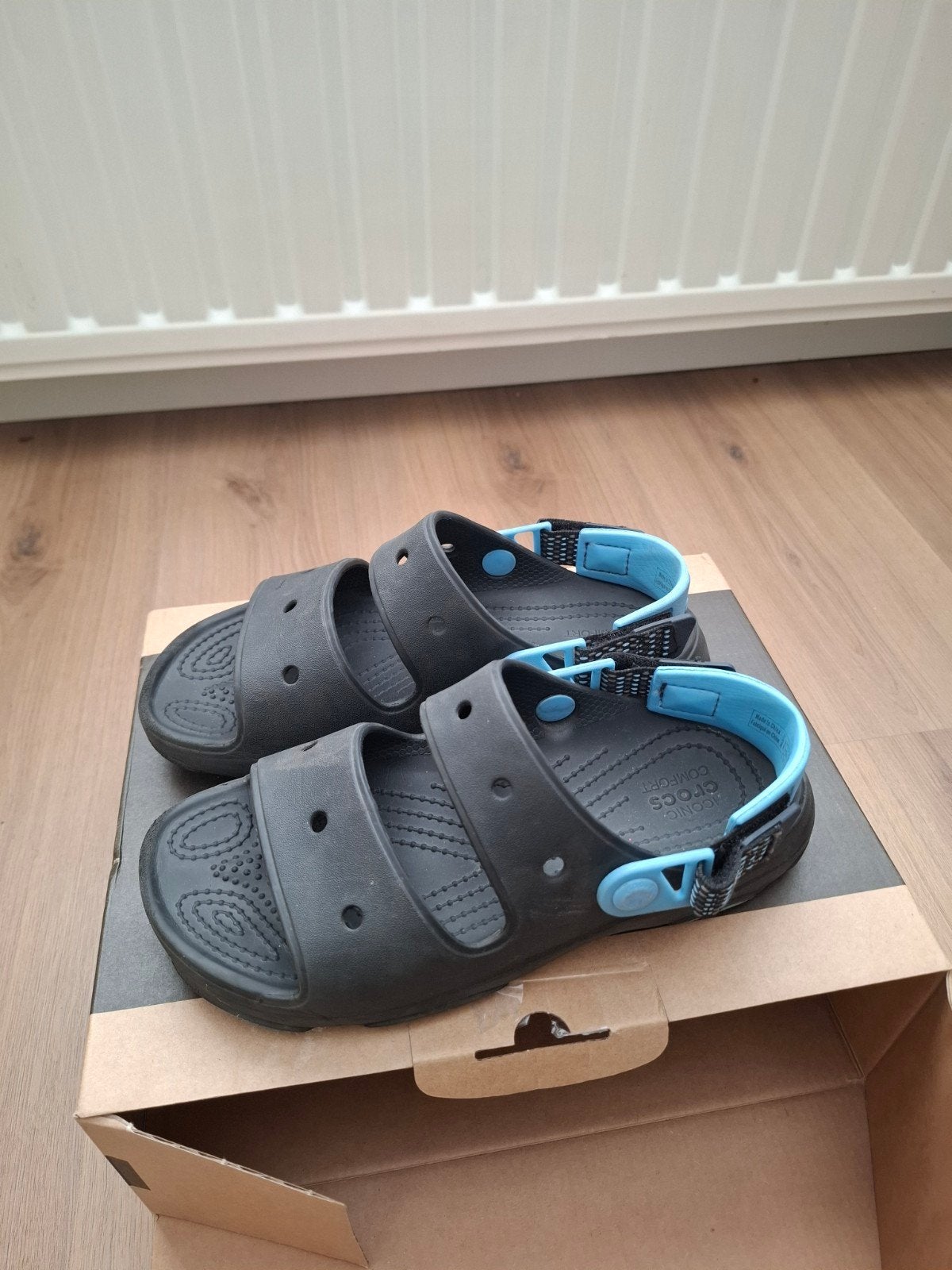 Crocs sandalen zwart met blauw, maat 38-39, Ophalen of Verzenden