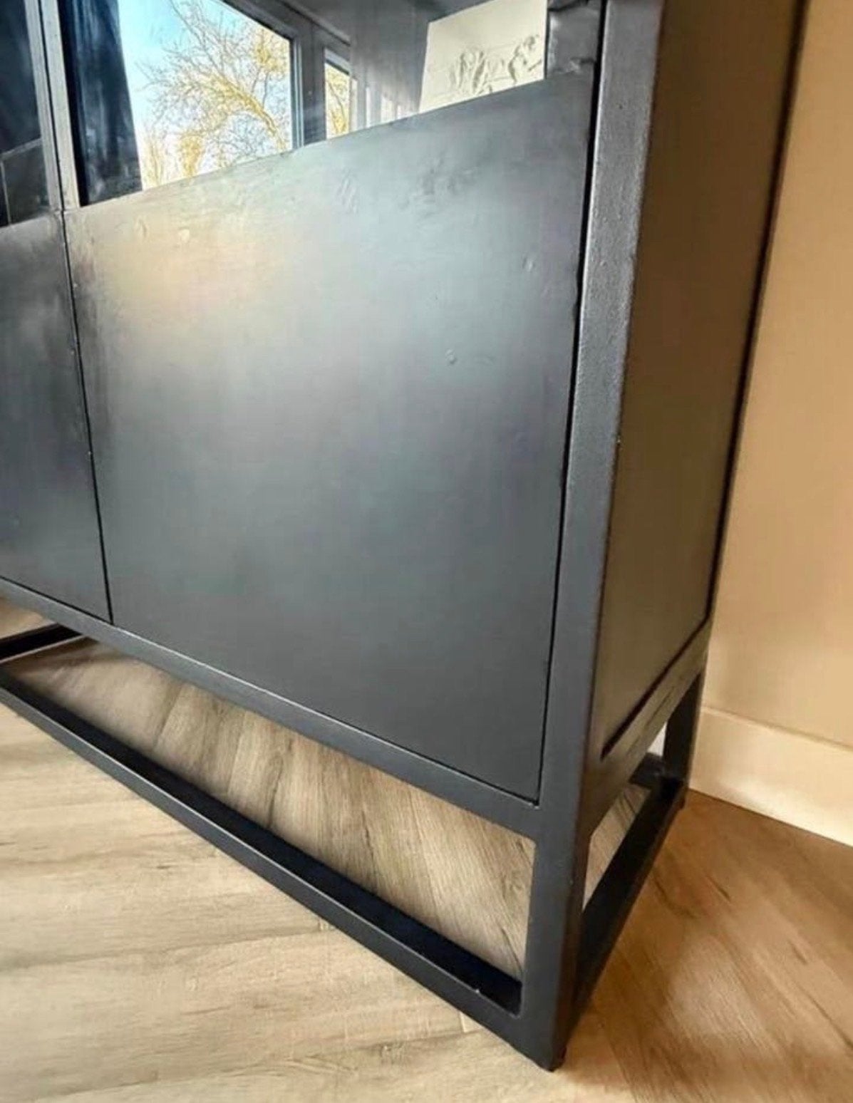 Zwarte vitrinekast met glazen deuren en planken, Ophalen, Gebruikt, 100 tot 150 cm, Metaal
