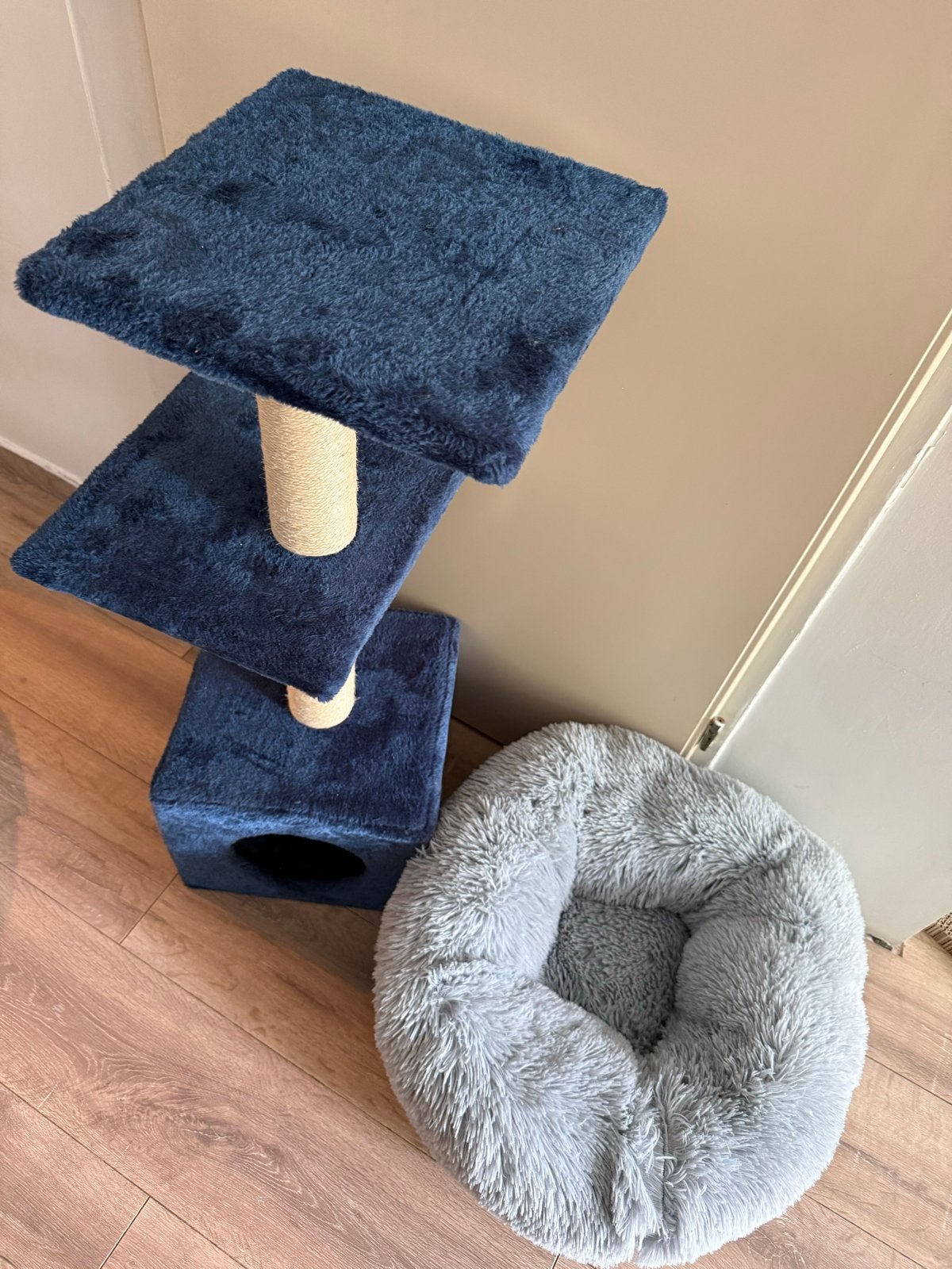Katten/honden maandje en krabmeubel, Ophalen, Zo goed als nieuw