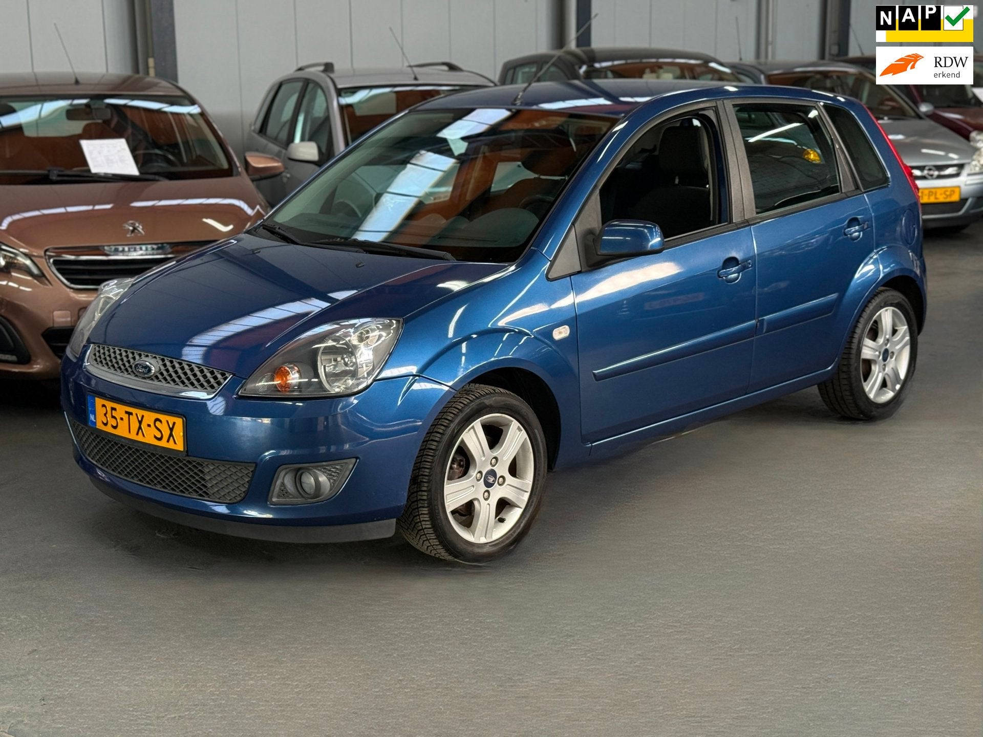 Ford Fiesta 1.4-16V Futura Nieuwe APK NAP Airco, Auto's, Voorwielaandrijving, Stof, Zwart, 4 cilinders