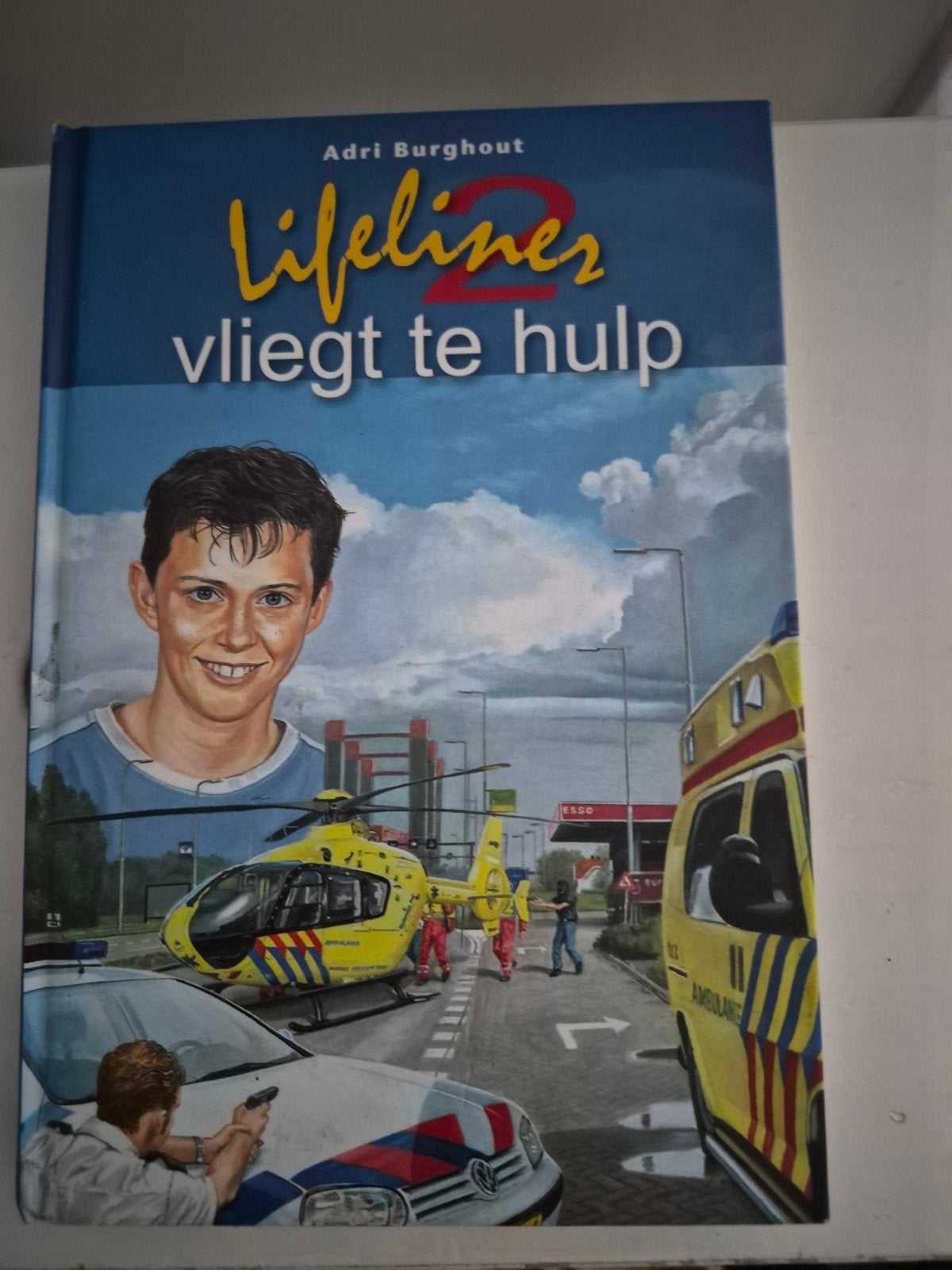 Adri Burghout - Lifeliner 2 vliegt te hulp, Ophalen of Verzenden, Gelezen, Adri Burghout