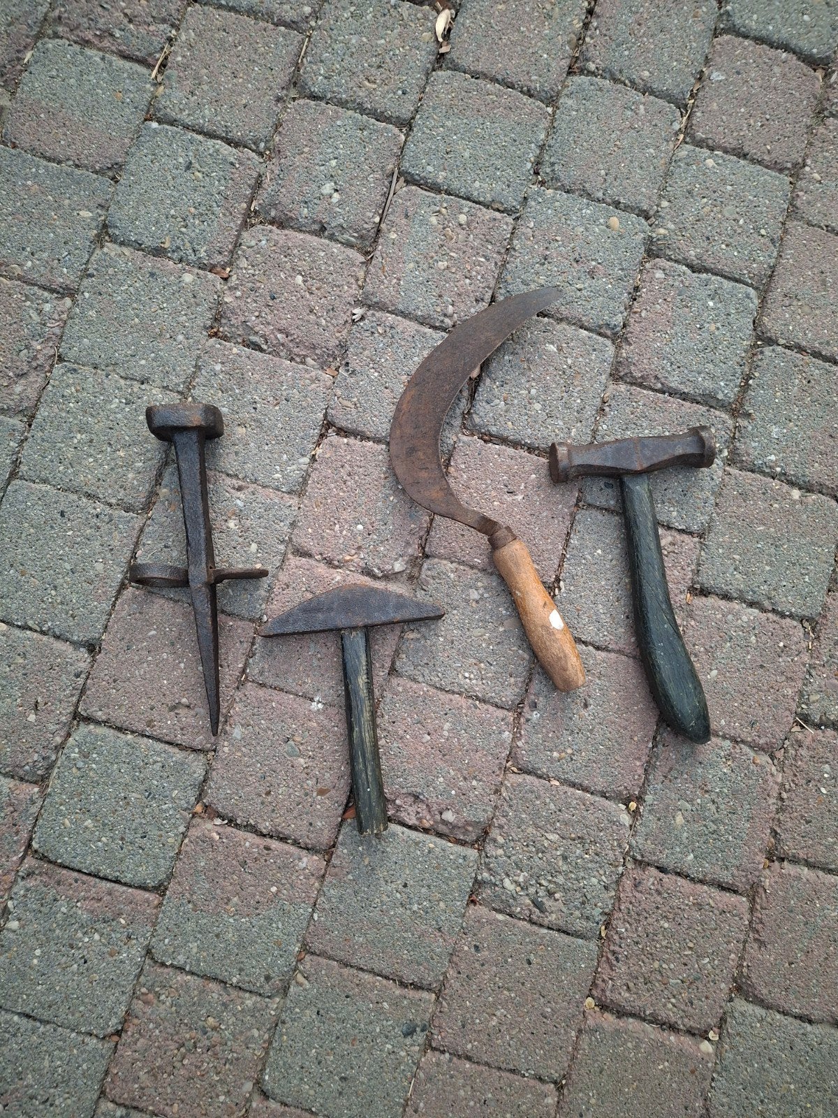 Oud gereedschap: sikkel, haarspit en hamers, Ophalen of Verzenden