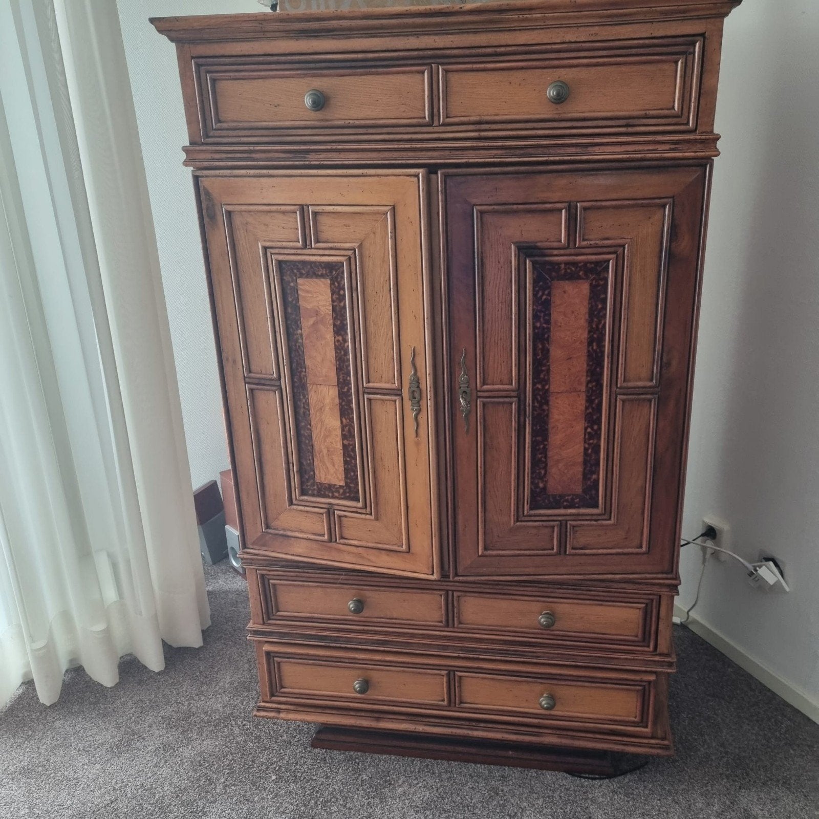 Klassieke kast met 3 lades. € 275,00, Ophalen