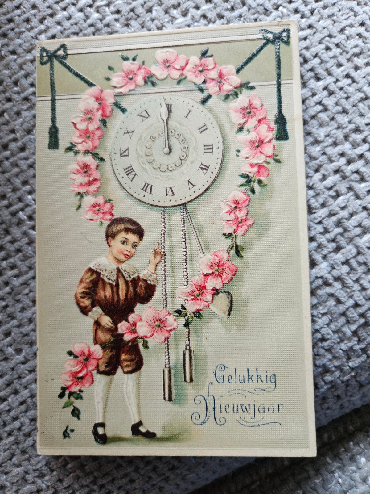 Brocante relief Nieuwjaarskaart: Jongen met Klok en Bloemen, Ophalen of Verzenden