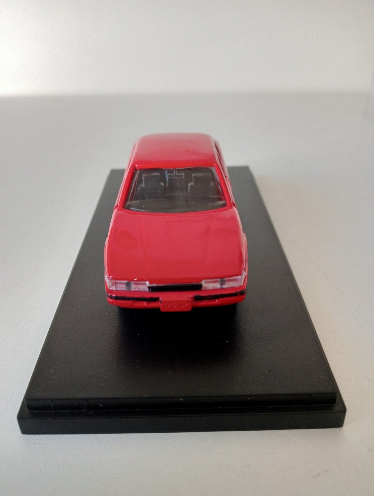 Mazda 626HB rood -uit 1989 Gedetailleerd schaal model uniek., Hobby en Vrije tijd, Ophalen of Verzenden, Nieuw, Auto, Overige merken