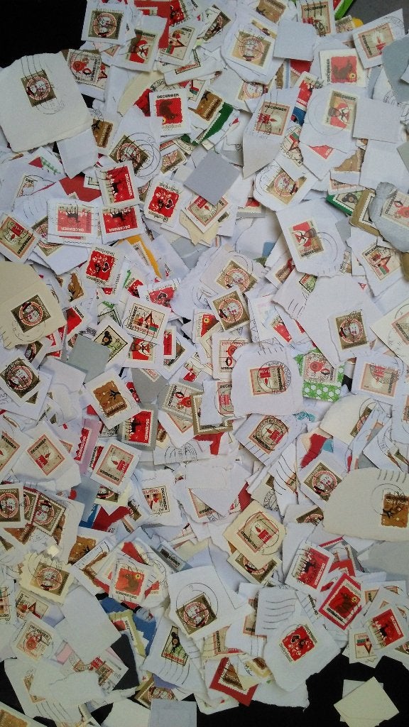 Kilowaar 700 gram kerstzegels - decemberzegels 2011, Postzegels en Munten, Verzenden, Na 1940, Gestempeld