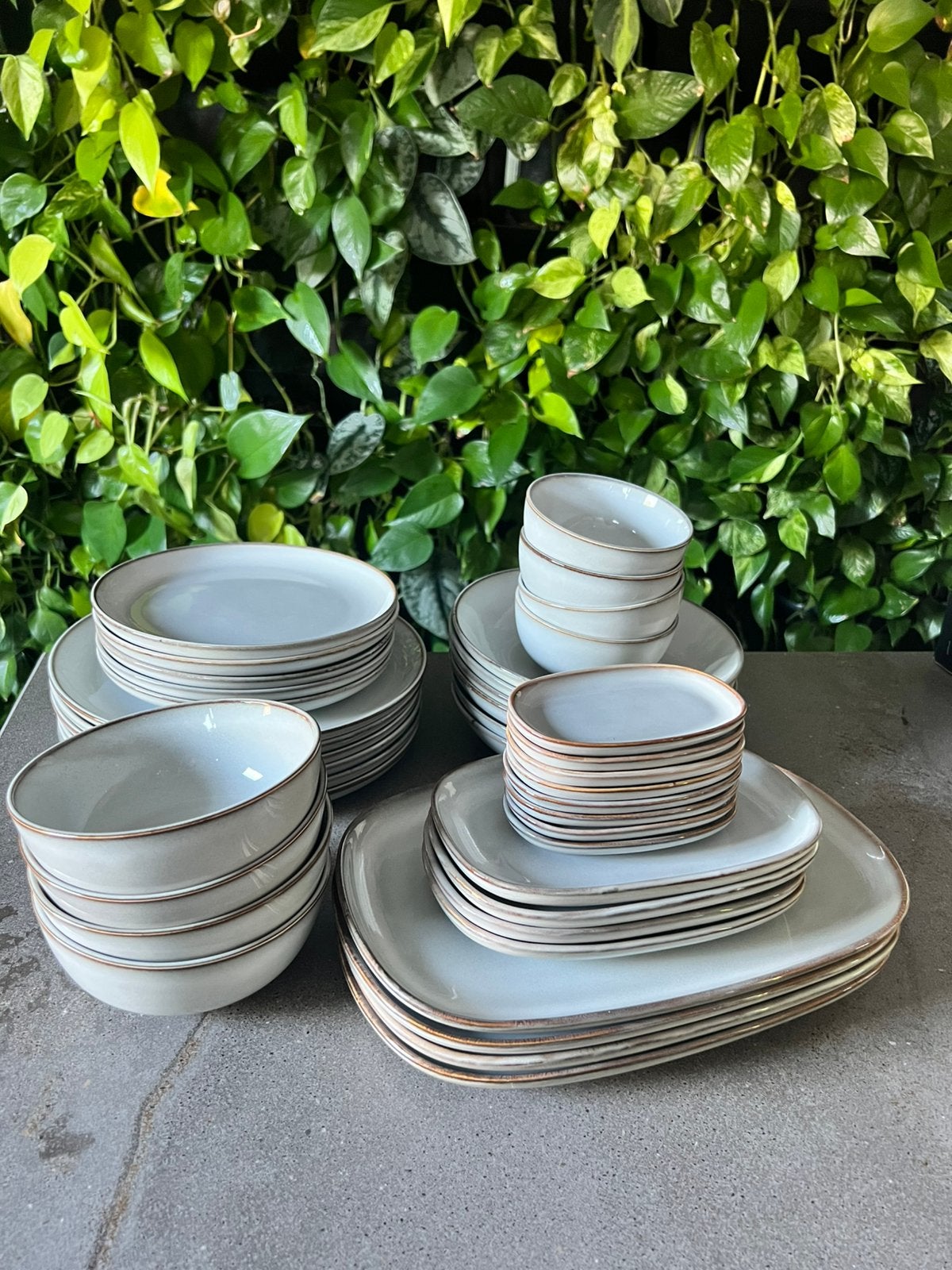 Ikea gladelig servies grijs, Ophalen, Zo goed als nieuw, Bord(en), Overige stijlen