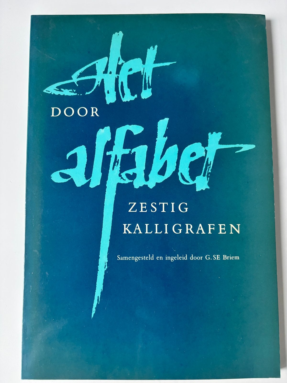 Het alfabet door zestig kalligrafen – G. SE Briem – 1987, Ophalen of Verzenden, Zo goed als nieuw, Overige onderwerpen