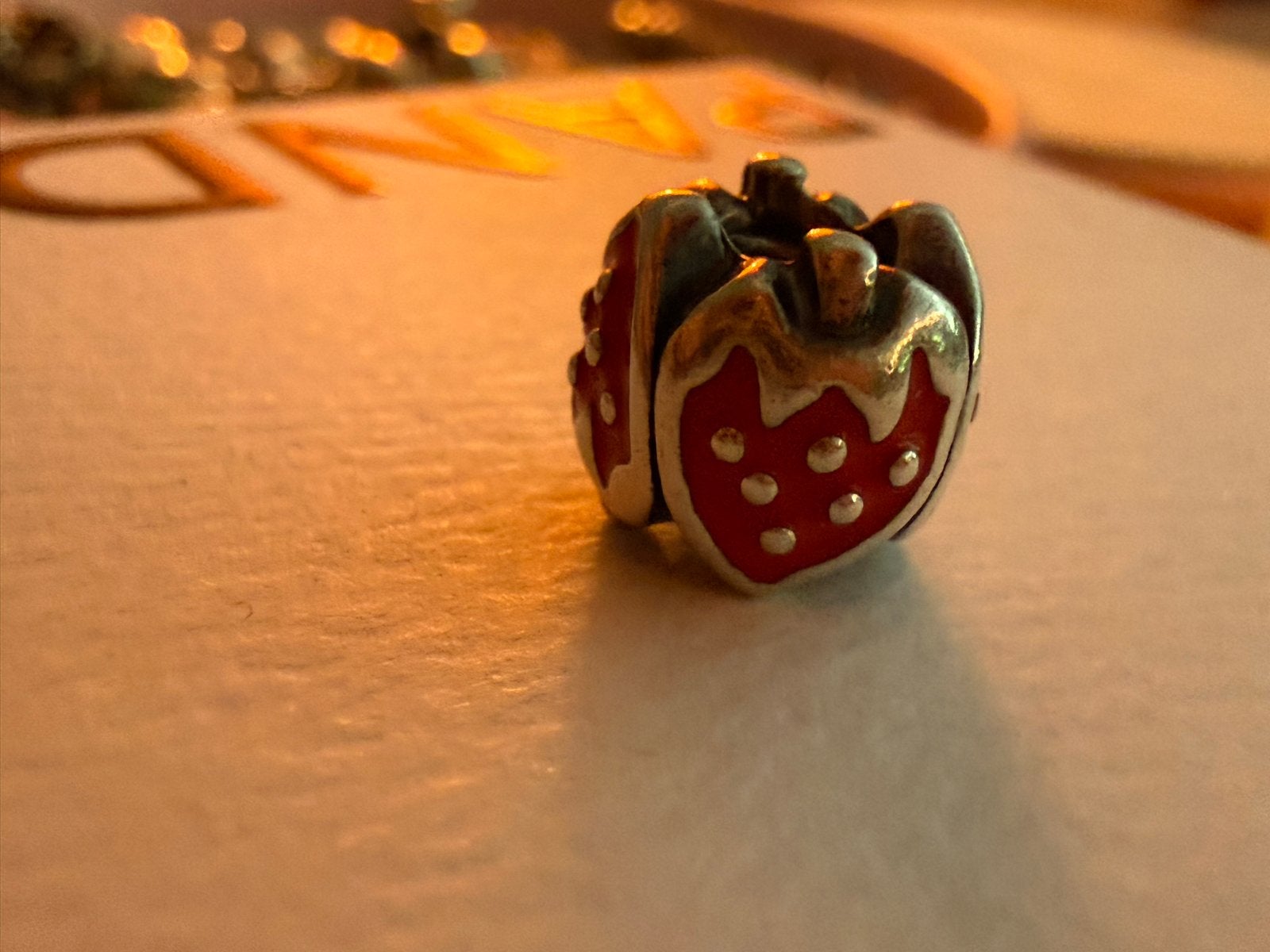 Pandora bedel aardbei - Zilver met rood emaille, Pandora, Ophalen of Verzenden, Zo goed als nieuw, 1 bedel