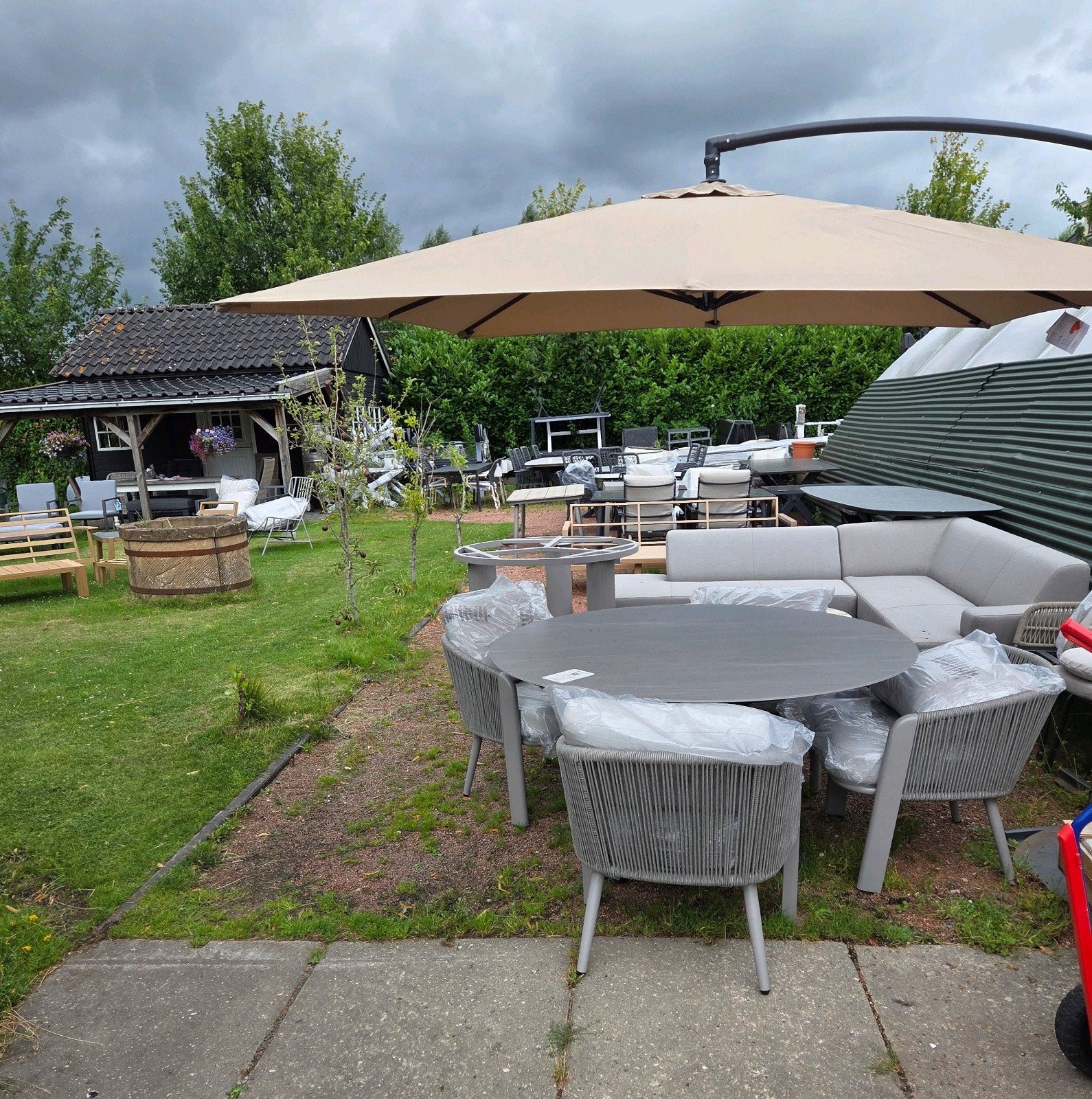 Zwevende parasol 250x250cm van garden impressions €50, Tuin en Terras, Parasols, Ophalen, Nieuw, Zweefparasol