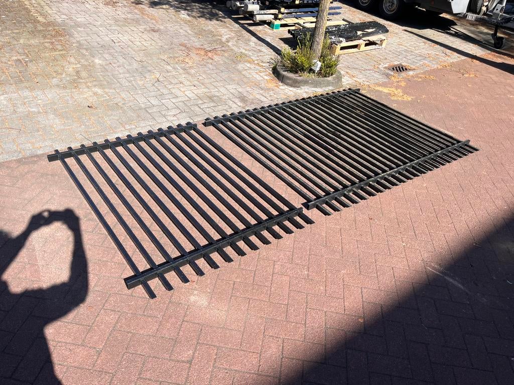 TWEEDEHANDS 2 Spijlenvakken - totaal: 3500(B) X 1750(H), Ophalen, Gebruikt, IJzer, Spijlenhekwerk