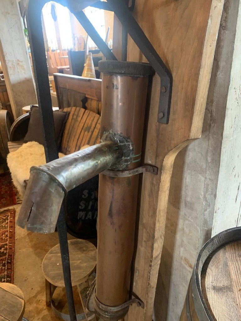 Antieke Koperen Wandwaterpomp op Houten Achterbord, Antiek en Kunst, Ophalen, Koper