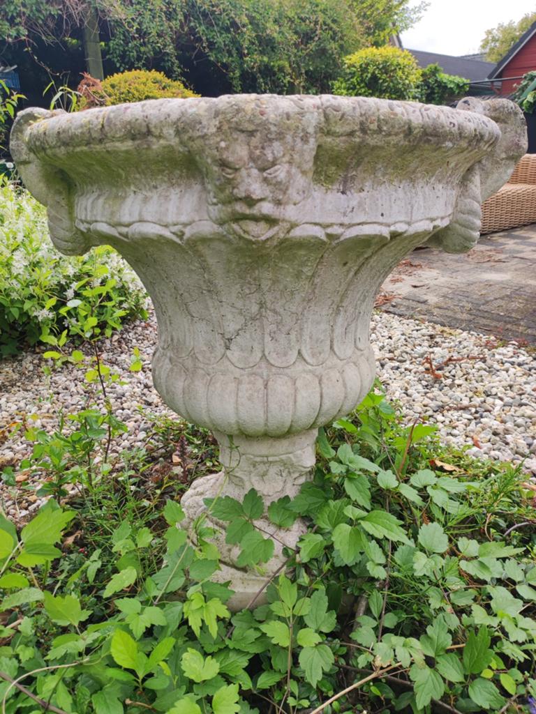 Antieke stenen tuinvaas met gezichten, Tuin en Terras, Tuinbeelden, Ophalen of Verzenden, Gebruikt, Beton, Abstract beeld