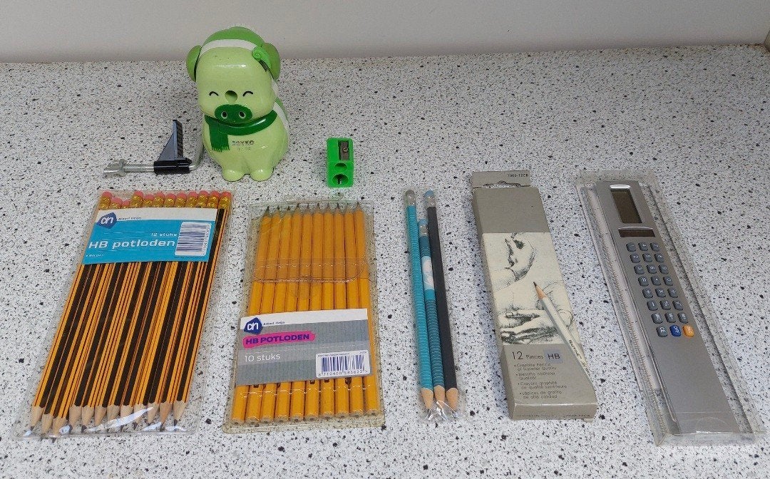 Puntenslijper, calculator & diverse potloden Alles voor €20, Ophalen of Verzenden, Nieuw, Potlood of Stift