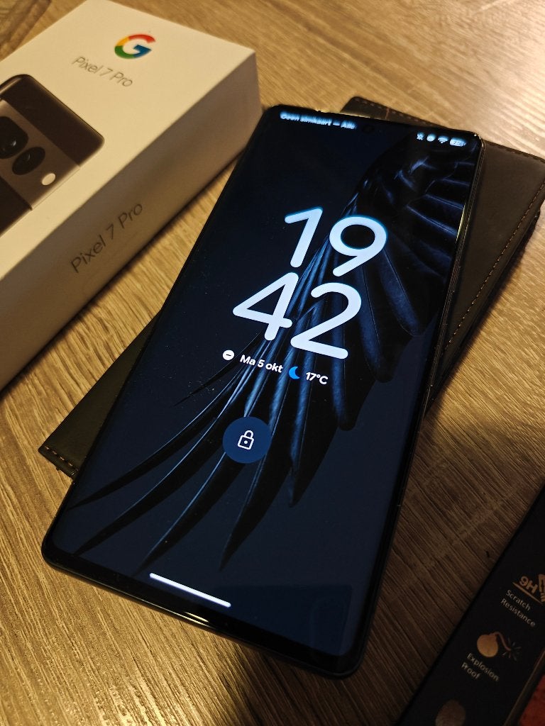Google Pixel 7 Pro met oplader, screenprotector en bookcase