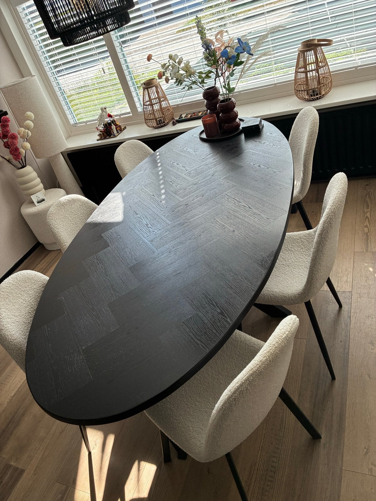 Moderne ovale eettafel met visgraatmotief - Zwart, Huis en Inrichting, Ophalen, Gebruikt, 100 tot 150 cm, 150 tot 200 cm