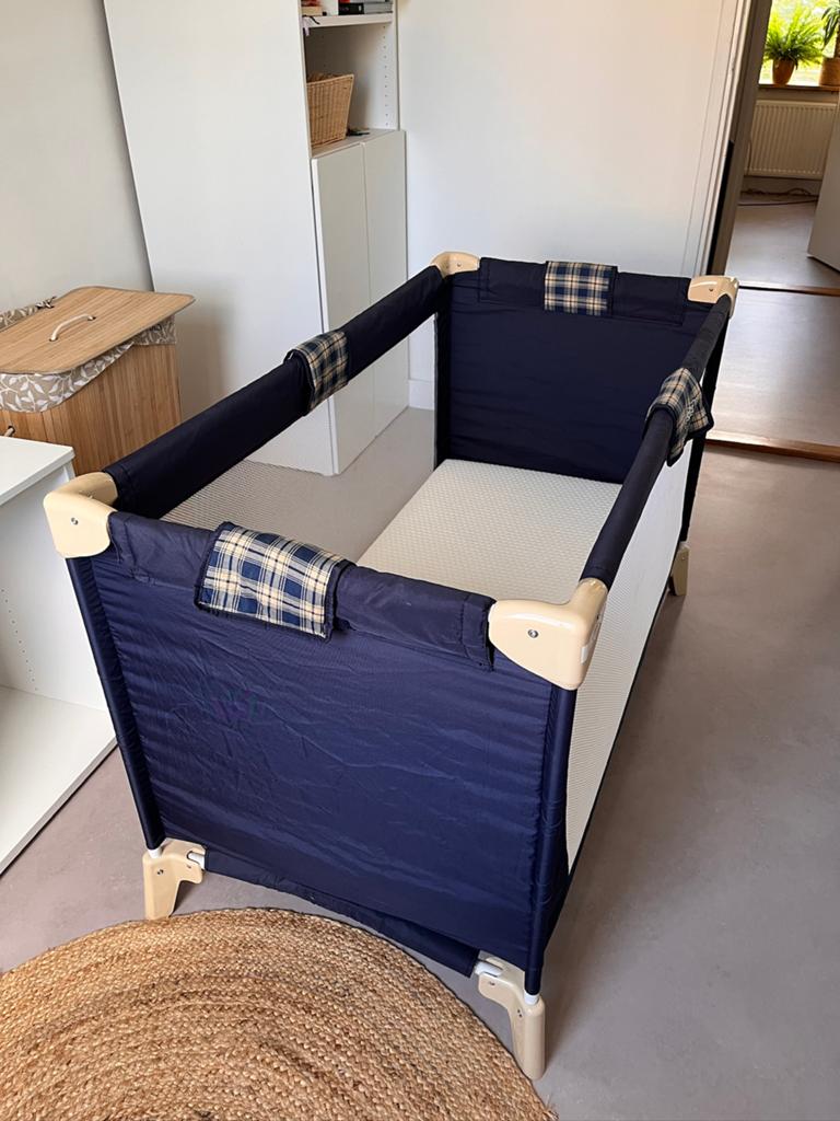 Camping bedje met mattras, Ophalen, Gebruikt, Reisbedje