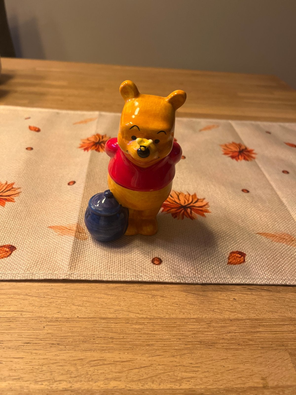 Keramieken Winnie de Poeh beeldje met honingpot, Verzamelen, Ophalen of Verzenden, Zo goed als nieuw