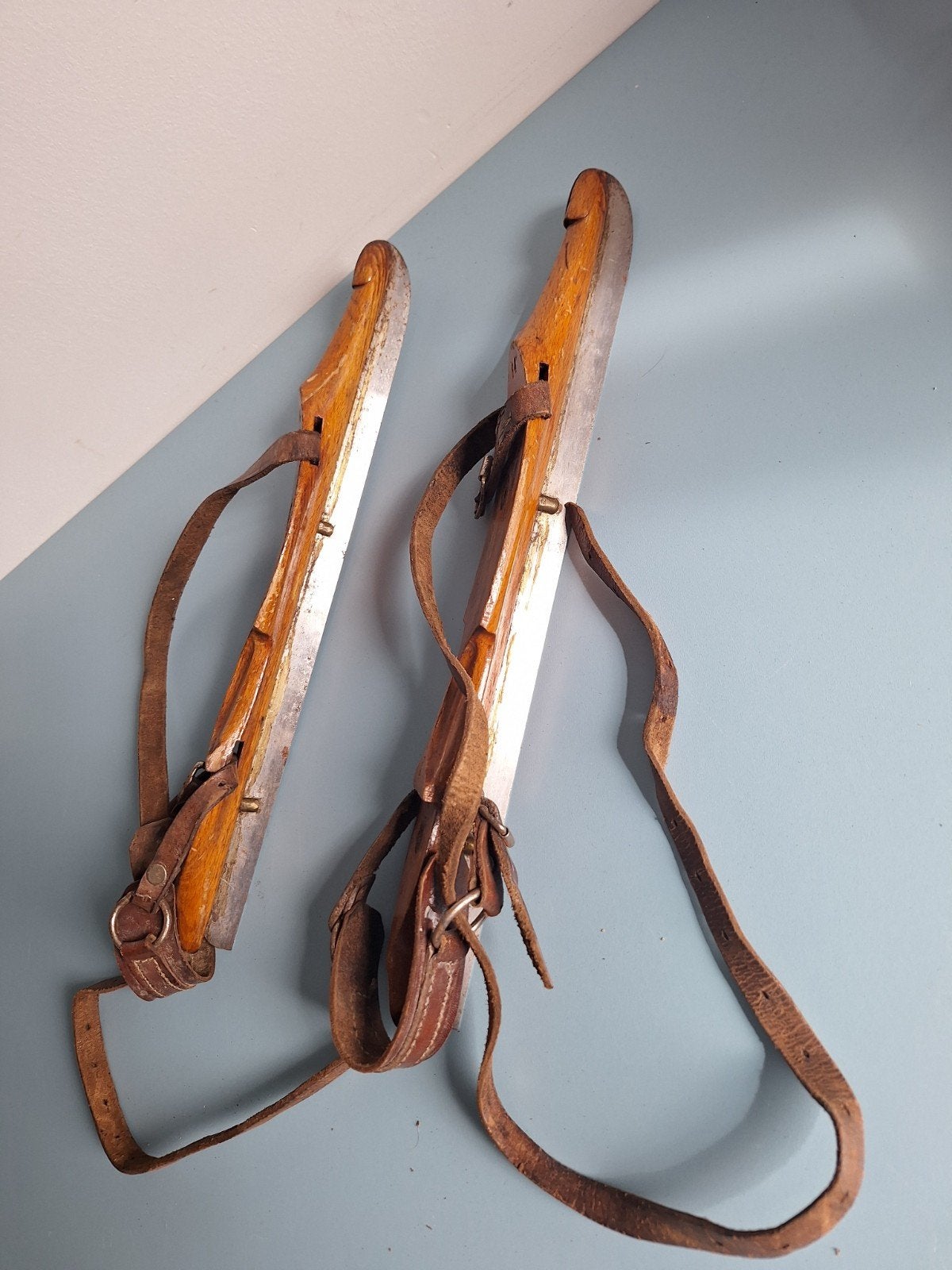 Antieke houten schaatsen met leren riemen, Ophalen of Verzenden