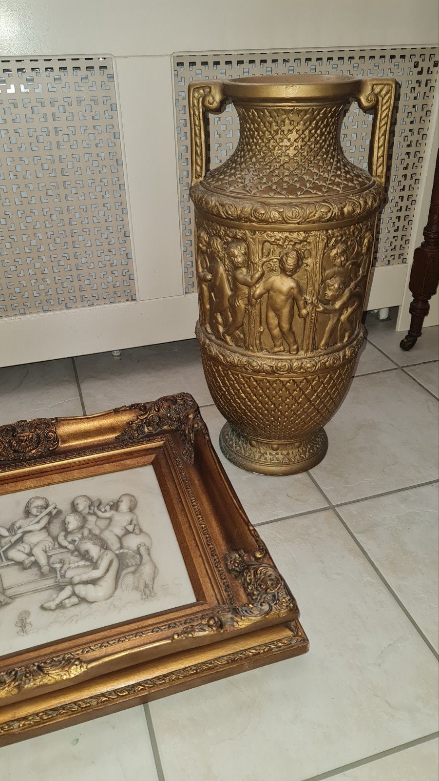 Grote gouden vaas met putti reliëf, Ophalen