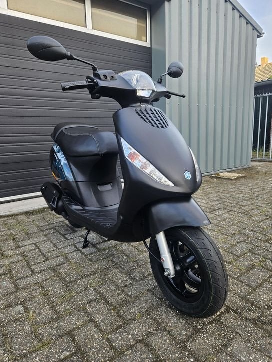 Foto 10 van PIAGGIO  ZIP 50 2T BJ2015 MAT ZWART 2375KM NL TOPSTAAT!!