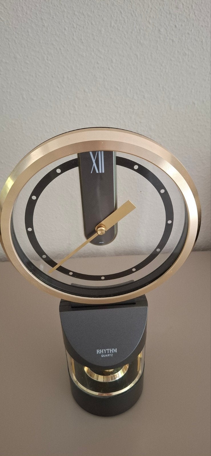 Rhythm Quartz Tafelklok - Elegant en Tijdloos Design ., Ophalen