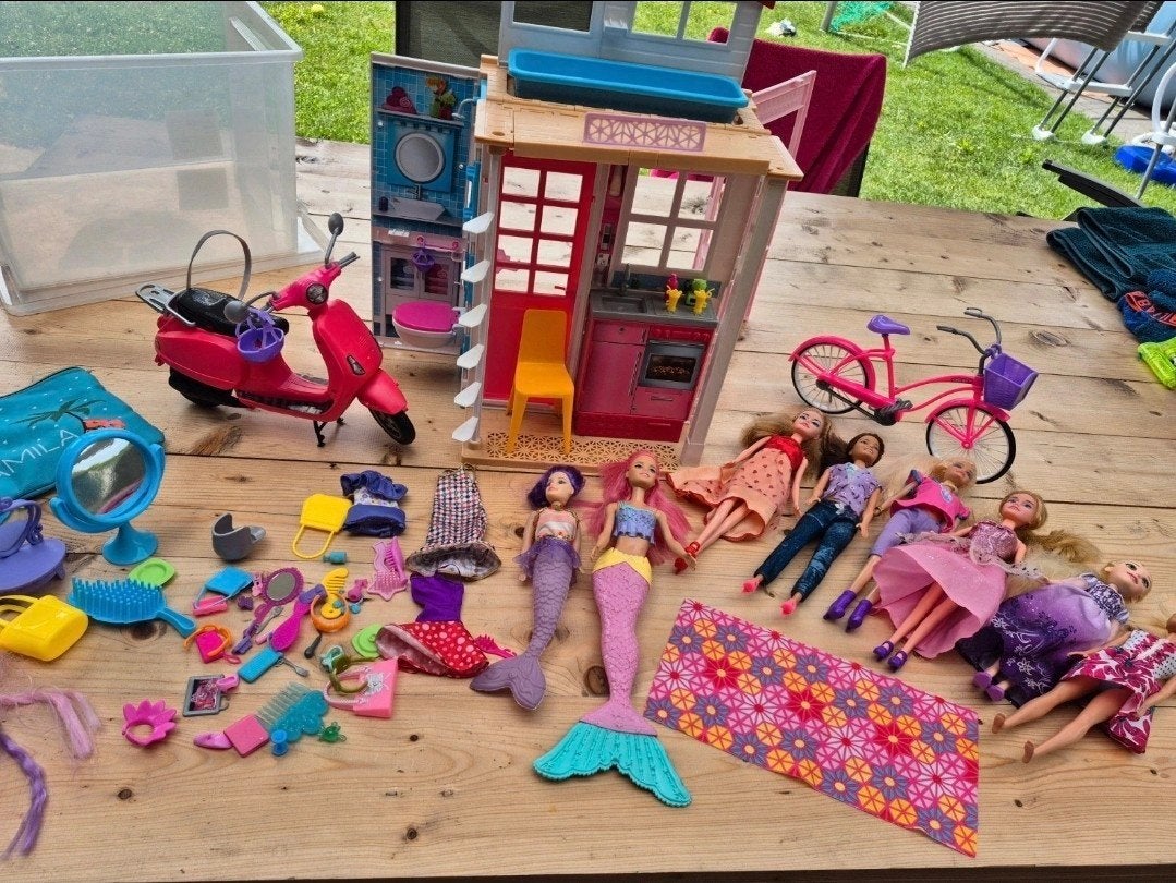 Grote Barbie set: Huis, poppen, scooter, fiets, Ophalen of Verzenden, Gebruikt, Barbie