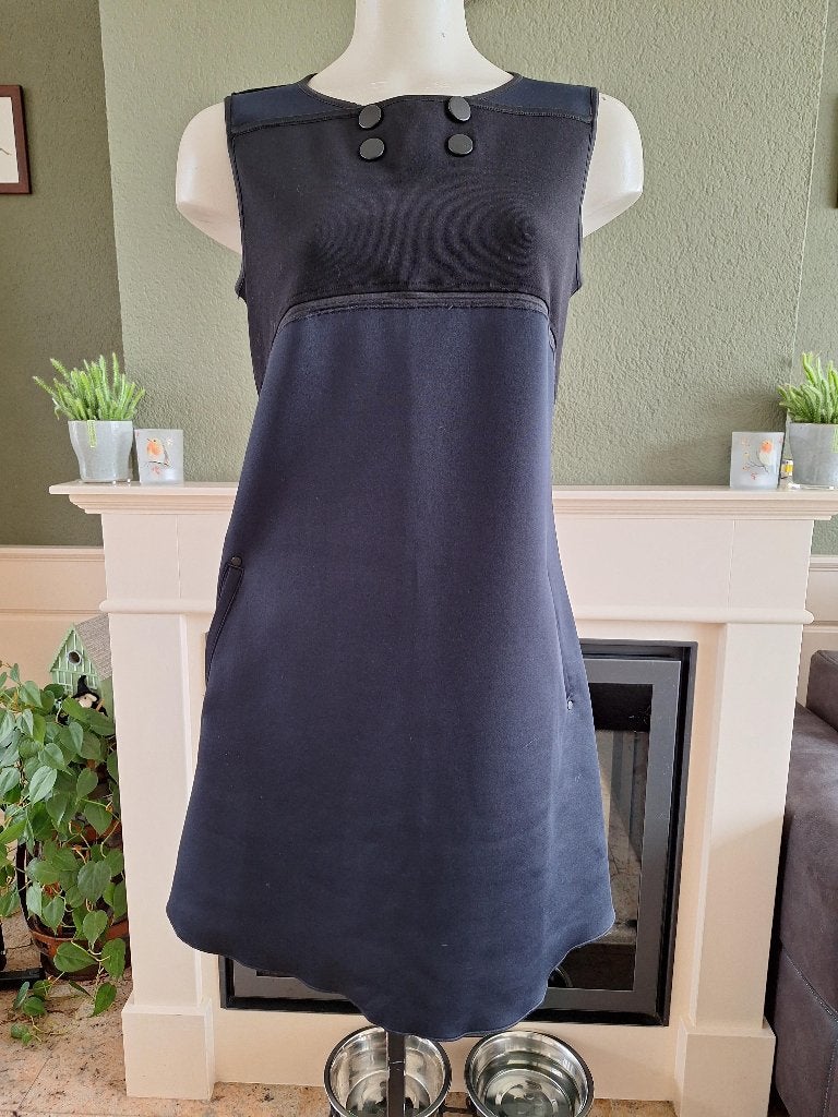 High Use Donkerblauwe mouwloze jurk met knoopdetails, Maat 38/40 (M), Zo goed als nieuw, Knielengte, Verzenden
