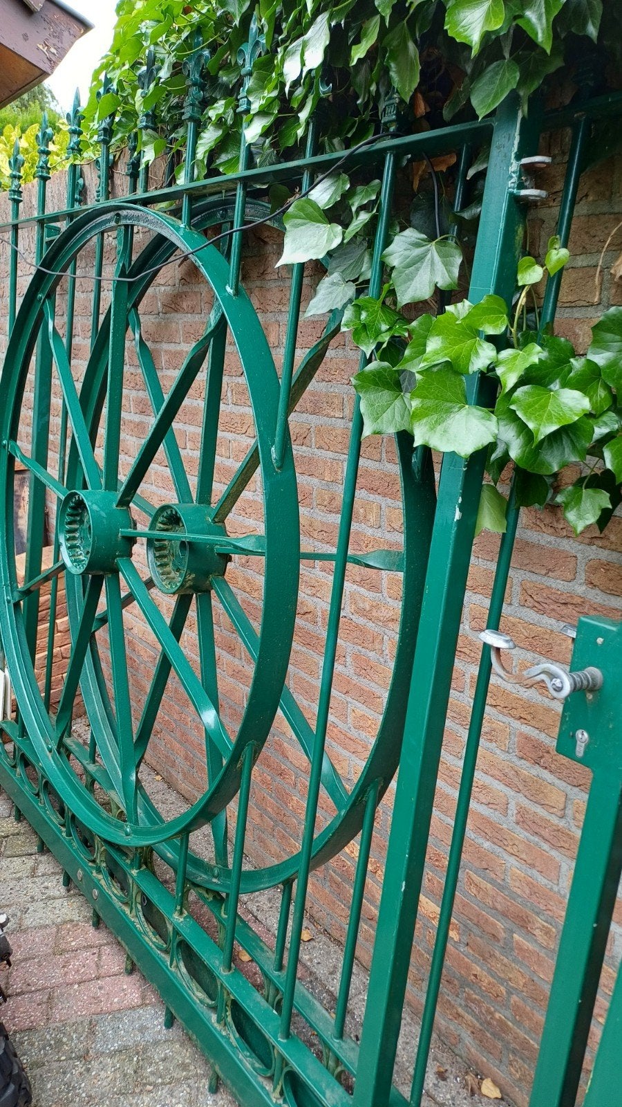 Elektrisch bedienbare toegangspoort 425 breed, Tuin en Terras, Tuinhekken en Hekwerk, Ophalen, Gebruikt, IJzer