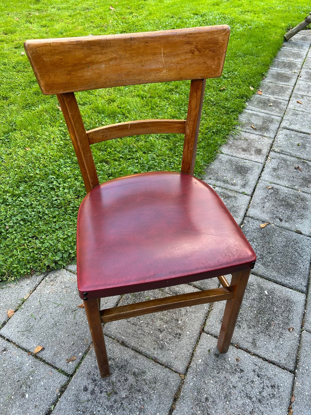Vintage houten stoel met rood kunstleren zitting 4 stuks, Ophalen